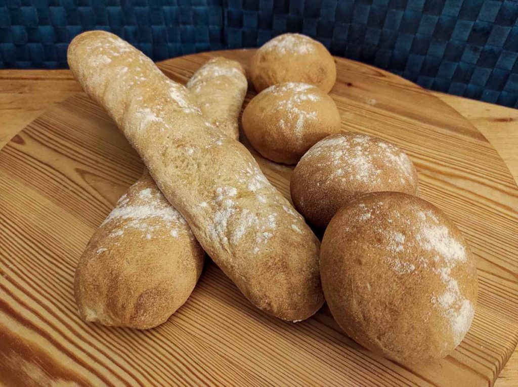 pane fatto in casa appena sfornato con la ricetta facilissima