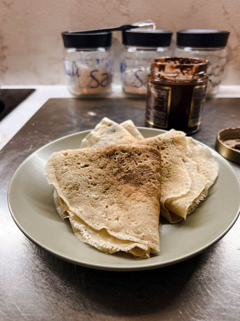 Crepes Vegane: Una Ricetta Veloce e Facile 7 crepes vegane pronte su piatto