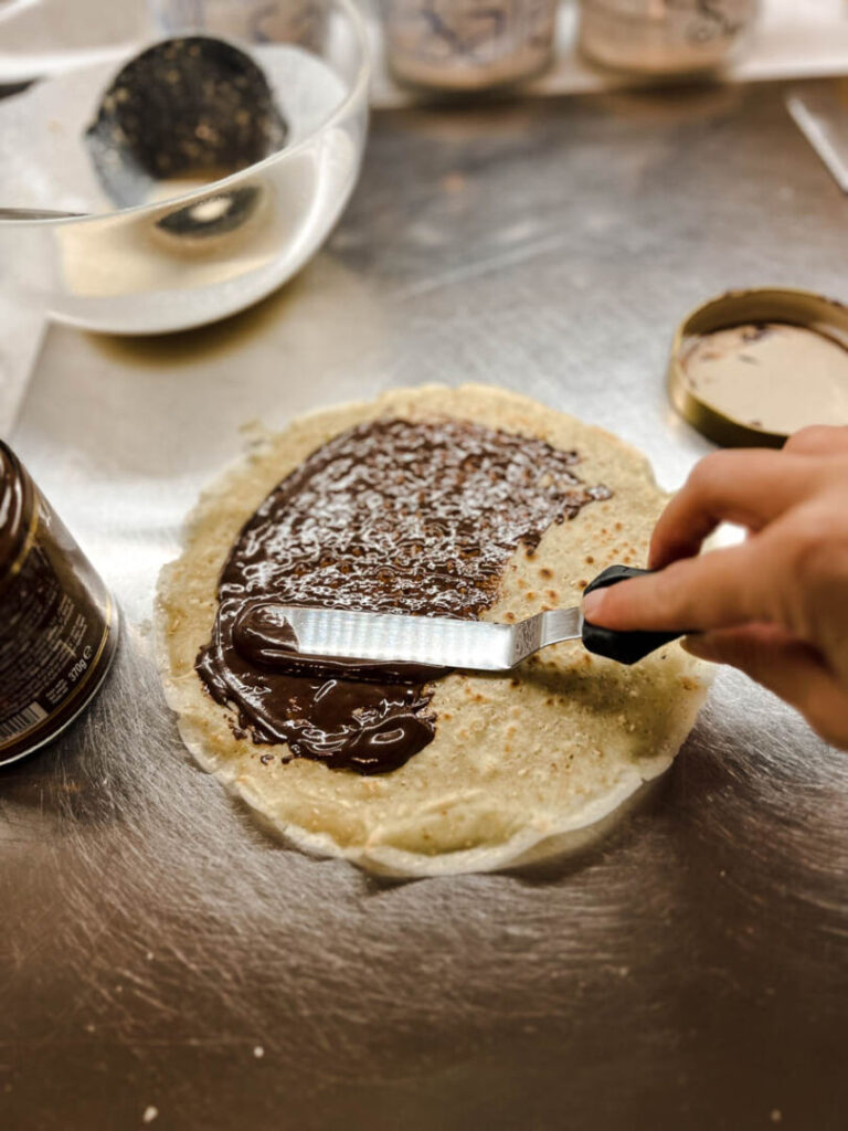 Crepes Vegane: Una Ricetta Veloce e Facile 6 crepes farcite con crema di nocciole vegan